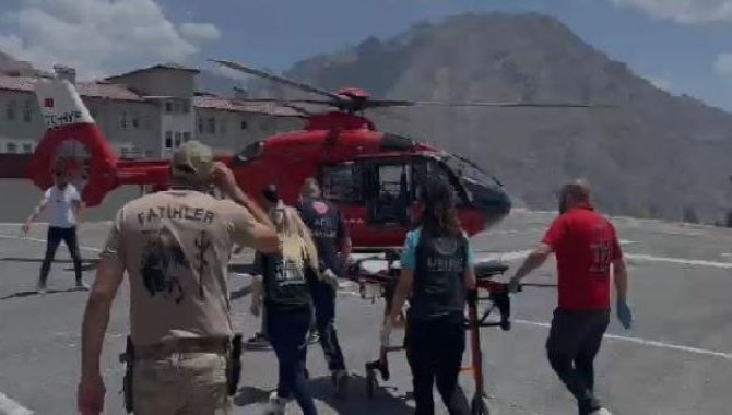 Hakkari'de yılanın ısırdığı kişi ambulans helikopterle hastaneye ulaştırıldı