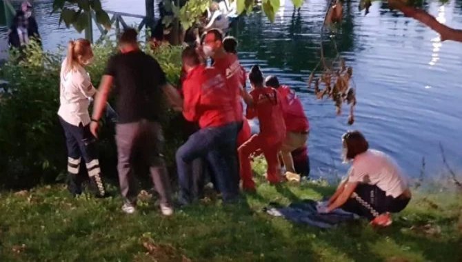 Eskişehir'de Porsuk Çayı'na düşen 2 gençten 1'i tedavi gördüğü hastanede öldü