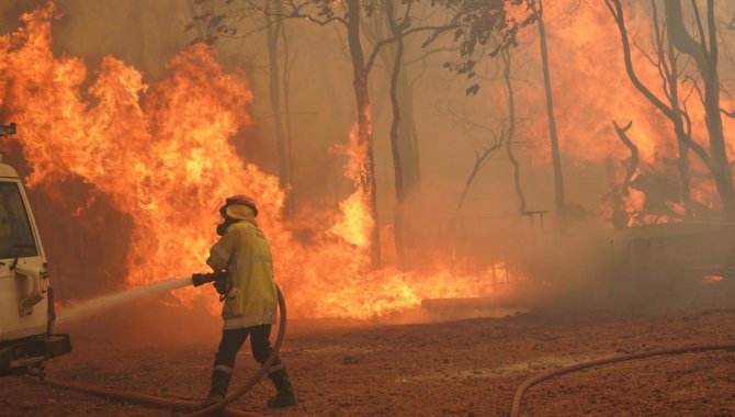 İtalya'nın güney bölgelerinde etkili olan orman yangınları nedeniyle 4 kişi öldü
