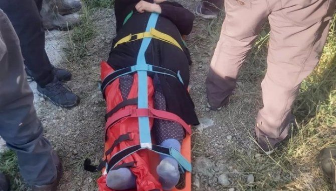 Erzincan’da dağda ayağı kırılan kadının yardımına UMKE ve AFAD ekipleri yetişti