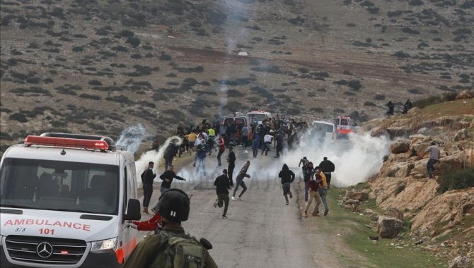 İsrail askerlerinin yaralı Filistinliyi ambulanstan çıkararak gözaltına aldığı görüntüler yayımlandı
