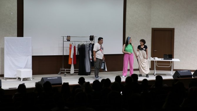 Konya'da hastalar ile sağlık personeli tiyatro gösterisi sundu