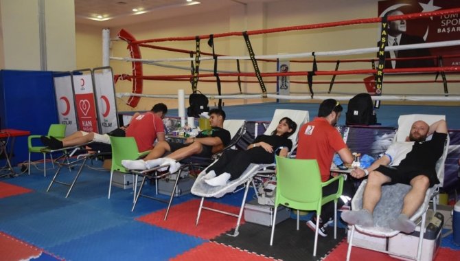 Muaythai Milli Takımı sporcuları farkındalık oluşturmak için Antalya'da kan bağışladı