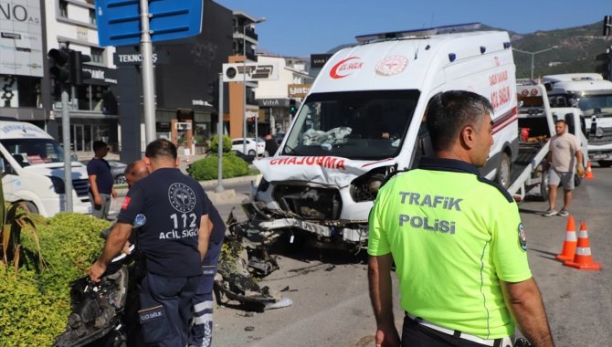 Denizli'de hasta taşıyan ambulansla otomobilin çarpışması sonucu 4 kişi yaralandı