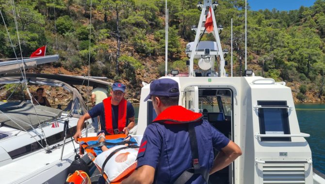 Fethiye açıklarındaki özel teknelerden 2 kişiye tıbbi tahliye