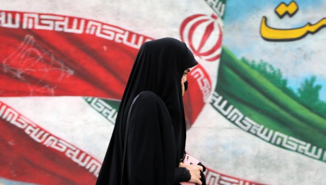 İranlı hukukçu Müctehidzade: "Başörtülü olmayanlara sağlık hizmetinin verilmemesi hukuka savaş açmaktır"