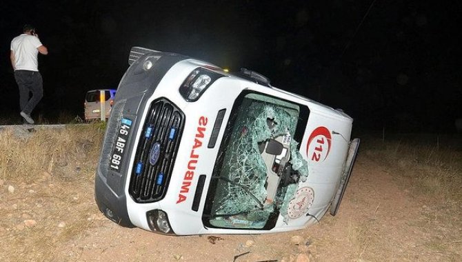 Kahramanmaraş'ta hasta taşıyan ambulansın devrilmesi sonucu 5 kişi yaralandı