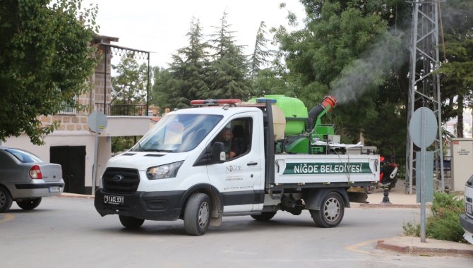 Niğde Belediyesi haşerelere karşı ilaçlama yapıyor