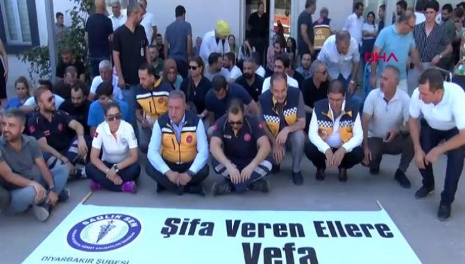 Diyarbakır'da sağlık çalışanları meslektaşlarına yönelik saldırıyı protesto etti