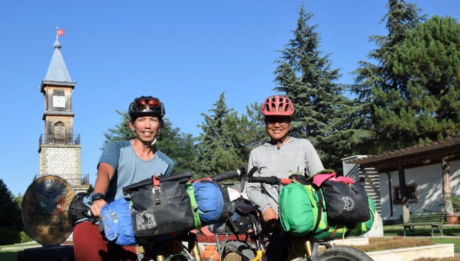 Filipinli çift bisikletleriyle 15 bin kilometrelik Asya turuna çıktı