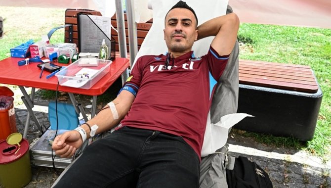 Trabzonspor taraftarı gençlerden İstanbul'da Kızılay'a kan bağışı etkinliği