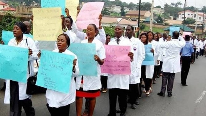 Nijerya'da süresiz greve giden kamudaki doktorlar, planladıkları protestoları askıya aldı