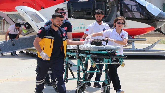 Diyarbakır'da boğulma tehlikesi geçiren çocuk ambulans helikopterle hastaneye yetiştirildi