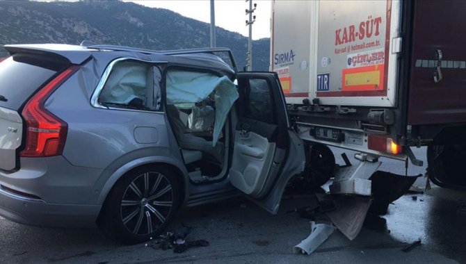 Burdur'da trafik kazası geçiren şarkıcı Tan Taşçı ve yanındaki iki kişi yaralandı