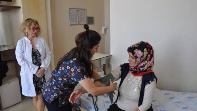 Kars'ta karın ağrısı çeken kadının rahminden 2,5 kiloluk kitle çıkarıldı