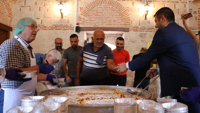 Edirne'de "Aşçı Yahya Baba"nın mutfağında pişirilen aşure dağıtıldı
