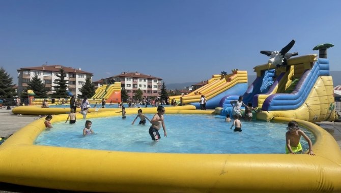 Bolu'da sıcaktan bunalan çocuklar pazar alanına kurulan aquaparkta serinledi