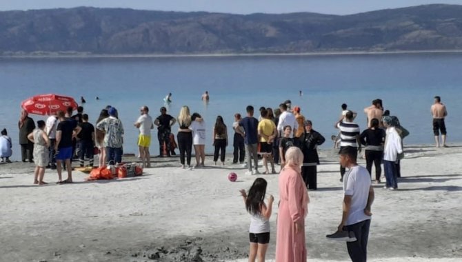 Salda Gölü'nde boğulma tehlikesi geçiren 3 kişi kurtarıldı