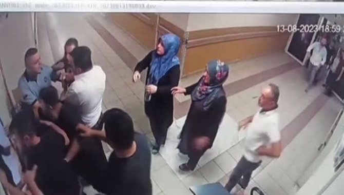 Nevşehir'de hasta yakınlarının güvenlik personellerini darbetmesi kameralara yansıdı