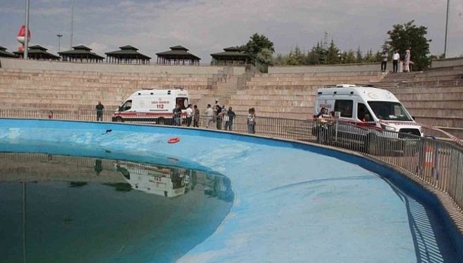 Karaman'da girdikleri gölette boğulmak üzereyken kurtarılan 2 kardeş hastaneye kaldırıldı
