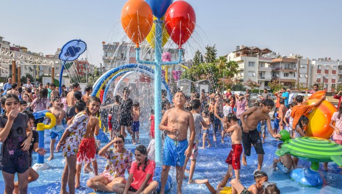 Antalya'da sıcaktan bunalan çocuklar su parkında serinledi