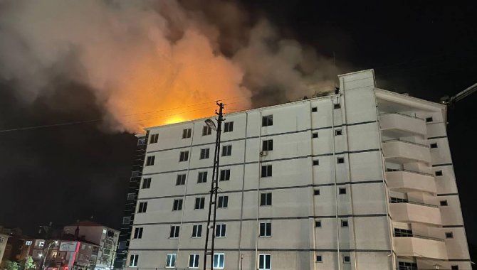 Sivas'ta SGK İl Müdürlüğü binasının çatısında çıkan yangın söndürüldü