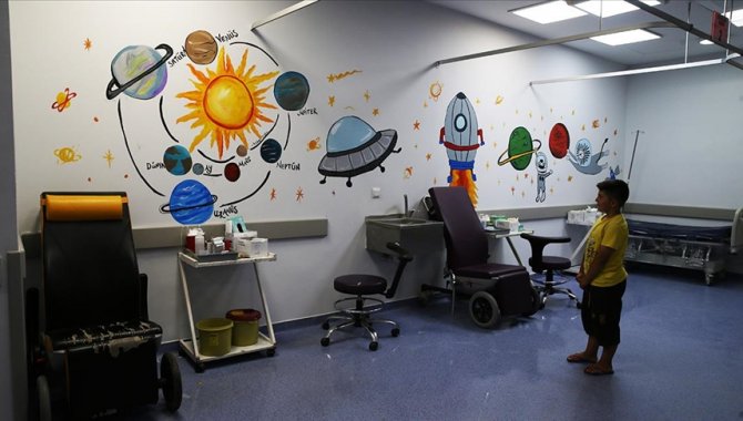 Hastane duvarları depremzede çocukların hayal dünyasıyla renkleniyor