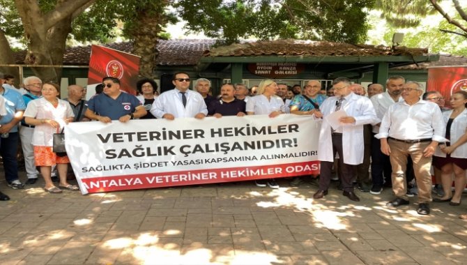 Antalya'da veteriner hekimler şiddete tepki amacıyla bir araya geldi