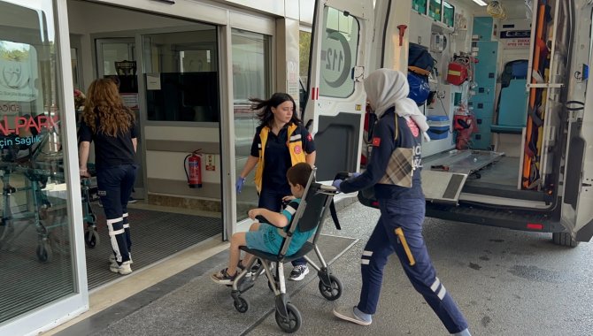 Kocaeli'de gıda zehirlenmesi şüphesiyle 5 kişilik aile hastaneye kaldırıldı