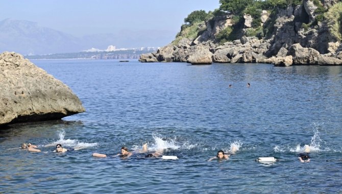 Antalya'da kadınların spora teşvik edilmesi için su jimnastiği kursu düzenlendi
