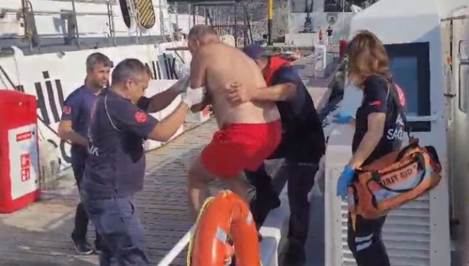 Muğla açıklarında teknede yaralanan 2 kişiye tıbbi tahliye