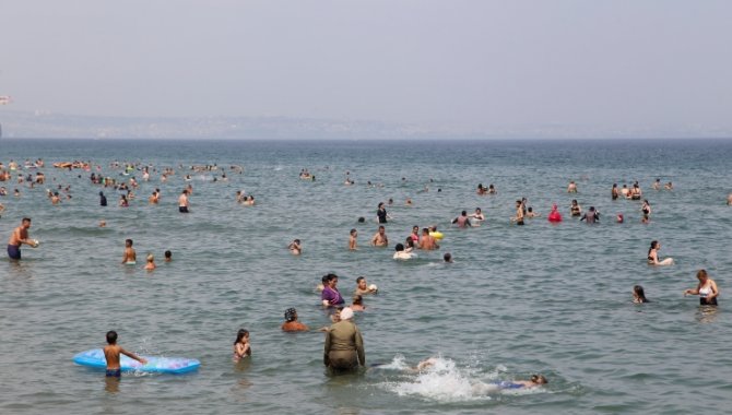 Sıcak havada deniz ve havuzlarda enfeksiyon riski