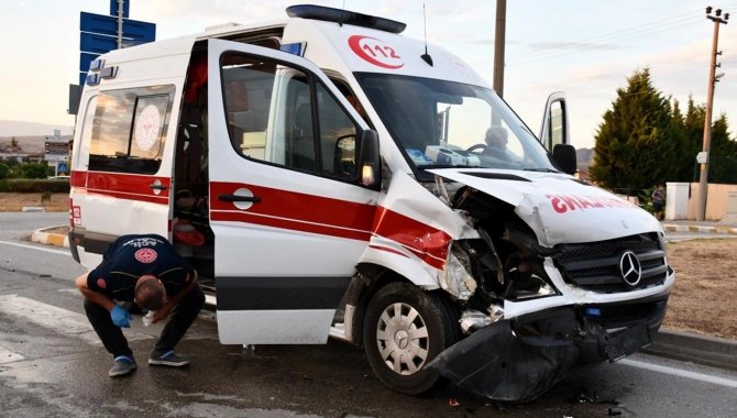 Samsun'da ambulans ile otomobilin çarpıştığı kazada 4 kişi yaralandı