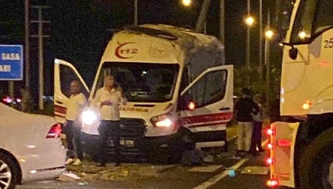 Diyarbakır'da yolcu otobüsü ile ambulansın çarpıştığı kazada 1 kişi yaralandı