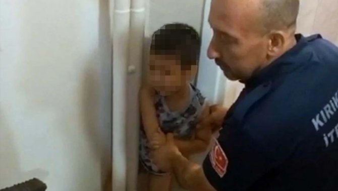 Kırıkkale'de kalorifer borusu ile duvar arasına sıkışan çocuğu itfaiye kurtardı