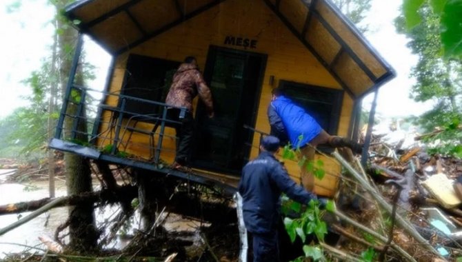 Kırklareli'nde taşkın nedeniyle ormanda mahsur kalanlardan 2'sinin cesedi bulundu, 4 kişinin aranmasına devam ediliyor