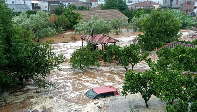 Yunanistan’da kötü hava koşulları ve sel tehlikesi yarın akşama kadar devam edecek