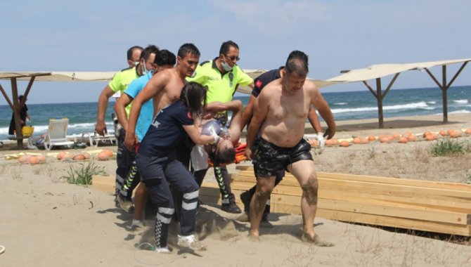 Sinop'ta denizde boğulma tehlikesi geçiren baba kurtarıldı, oğlu kayboldu