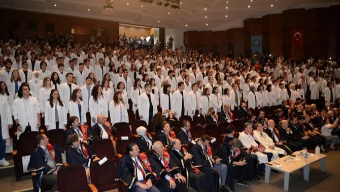 BUÜ'de doktor adayları beyaz önlüklerini giydi