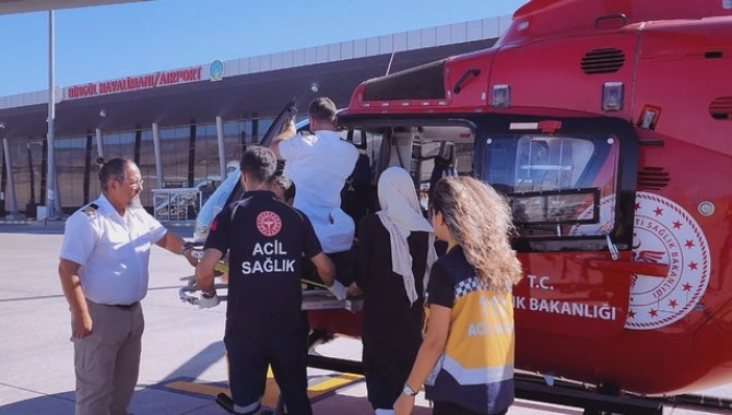 Bingöl'de köyde rahatsızlanan yaşlı adam ambulans helikopterle hastaneye götürüldü