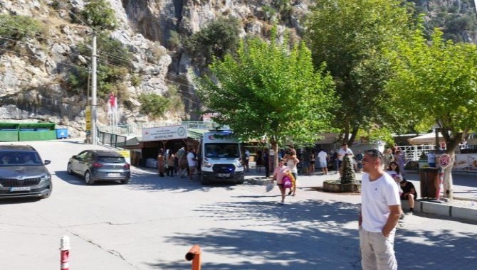 Muğla Saklıkent'te dağdan düşen kaya parçaları 5 kişiyi yaraladı