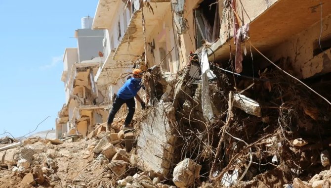 Libya'da sel felaketinden 96 saat sonra iki kişi kurtarıldı
