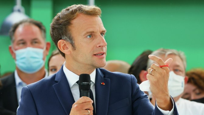 Macron'un aşı sertifikasını sosyal medyada paylaşan doktor 15 gün uzaklaştırma cezası aldı