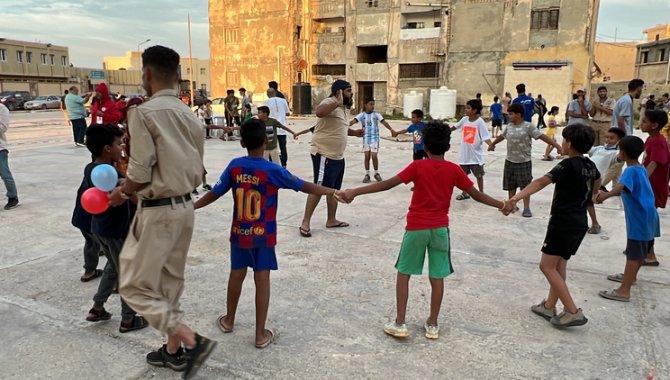 Libya Kızılayı ve izci grupları selde ailelerini kaybeden çocuklara destek oluyor