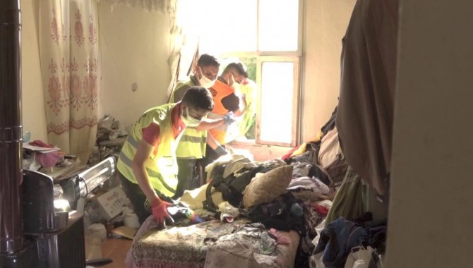 Samsun'da bir evden 18 kamyon çöp ve atık çıkarıldı