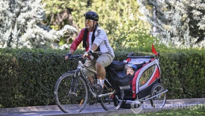 Velilere bisiklet sevgisini aşılamak için çocuğunu bisikletle okula götürüyor