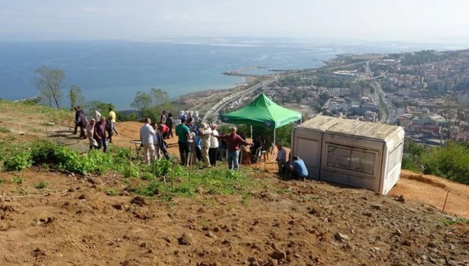 Trabzon'da deniz manzaralı alandaki mezar yerlerinin satışı öncesi yoğunluk yaşandı