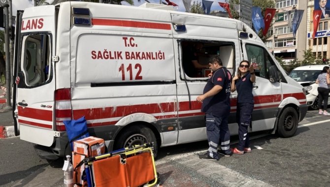 Fatih'te otomobilin çarptığı ambulans devrildi, 3 kişi yaralandı