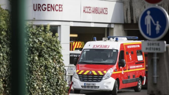 Fransa'da hastanenin acil servisinin gece kapatılması mancınıkla protesto edildi