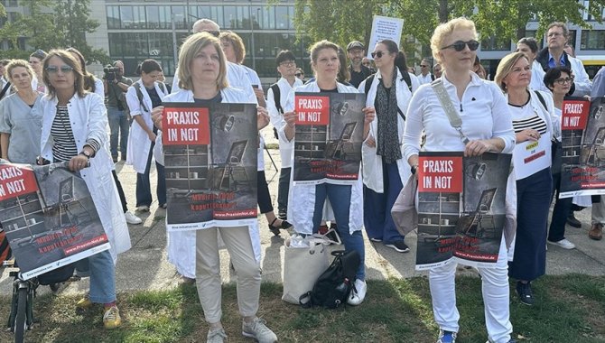 Almanya’da doktorlar, hükümetin sağlık politikasını protesto etti